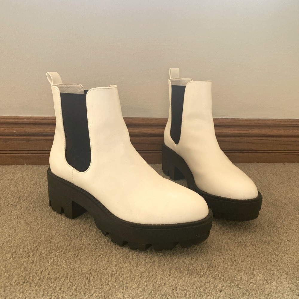 UO Remi Chelsea Boot - like new